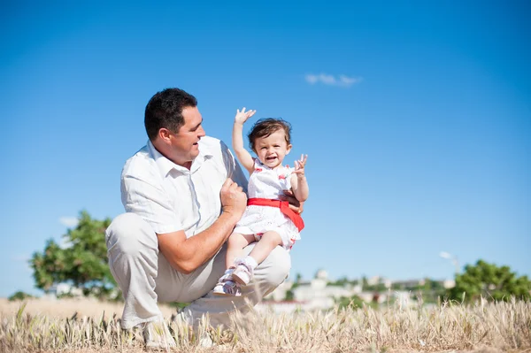 Festa del papà, padre, figlia, uomo, ragazza, bambino, camminare, treno, giocare, amore — Foto Stock