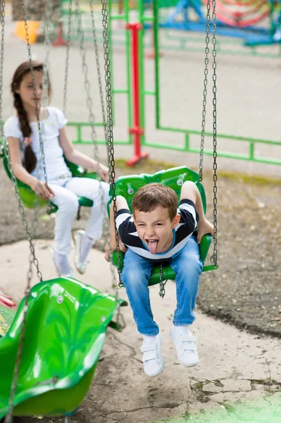 Niños, carrusel, diversión, chico, atracción, ensuciar, traviesa, acosador, mono, niños —  Fotos de Stock