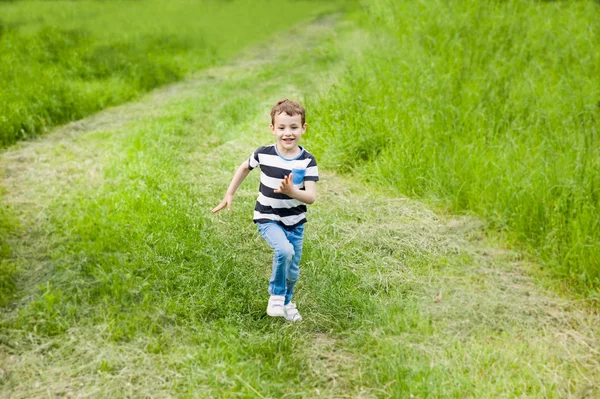 Barn, litet, pojke, sport, glädje, hälsa, aktiv, kul, sommar, känslor, kid — Stockfoto