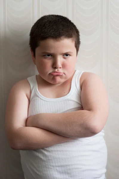 Băiat gras a pus mâinile pe piept arătând furios — Fotografie, imagine de stoc