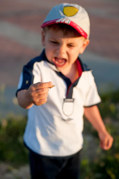 Băiețel care ține un fluture și strigă — Fotografie, imagine de stoc