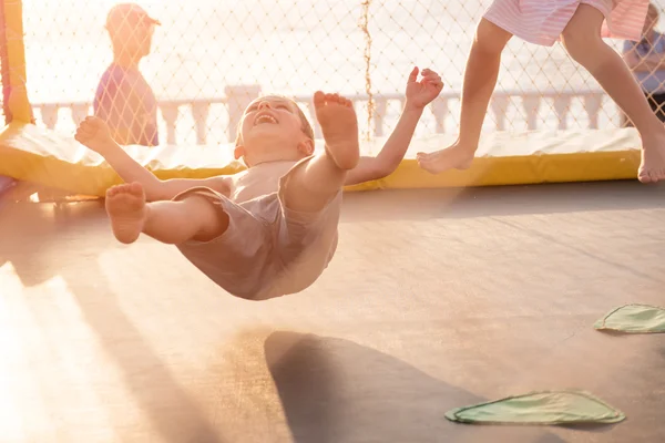 Enfants sautant sur le trampoline sur la côte — Photo