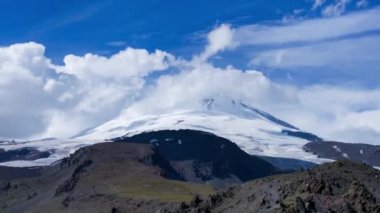 Elbruz Dağı, bulutlar, hızlandırılmış 4 k yüzen
