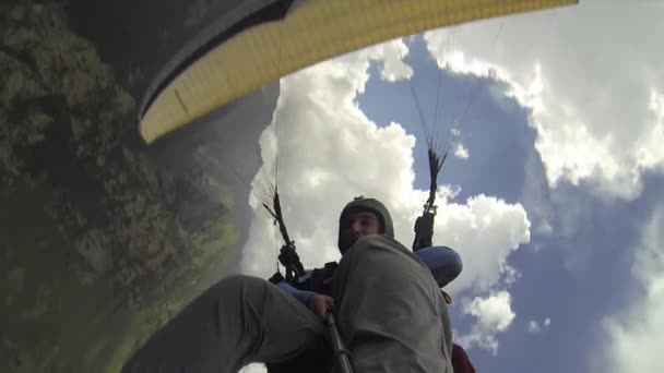 Tandem siklóernyőzés a hegyekben, extrém sportok — Stock videók