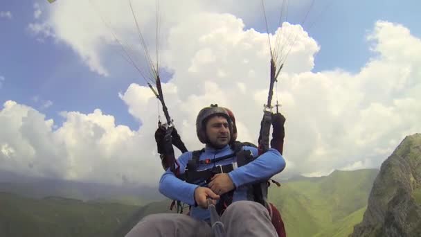 Tandem Paragliding in de bergen — Stockvideo