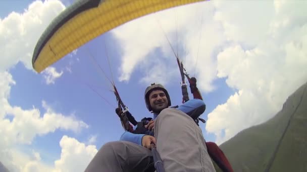 Dağları'nda yamaç paraşütü — Stok video
