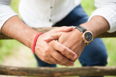 eller yetişkin erkek saati ve bilezik takıyor