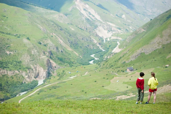 Two young girls standing in the mountains — Stock Photo, Image