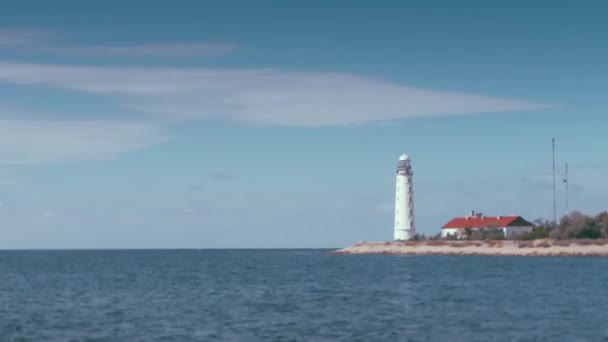コピースペース付き海岸沿いの世界の端に美しいリモートビーコン灯台の海のタイムラプス — ストック動画