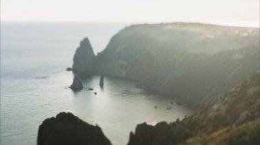 Deniz koyunun güzel zamanlaması dağlarla ve hareket eden yatlarla çevrili.