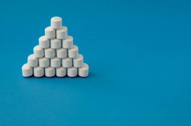 Mavi yüzeyde kopyalama alanı olan birkaç beyaz tıbbi tablet