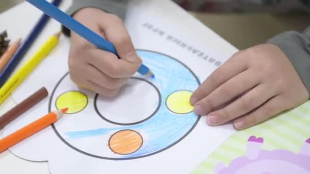 Kreative Fähigkeiten Entwicklung von Nahaufnahmen von kleinen Kinderhänden Zeichnung mit Farbstift auf Papier Skizze — Stockvideo