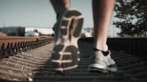 Quadro Inferior Ângulo Masculino Corredor Vestindo Sapatos Esporte Correndo Sobre — Vídeo de Stock