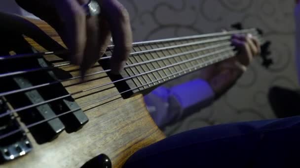 特写手艺人巴斯 Bass Guitar 在音乐会期间迅速将手指放在吉他手脖子上 娱乐和休闲的概念 — 图库视频影像