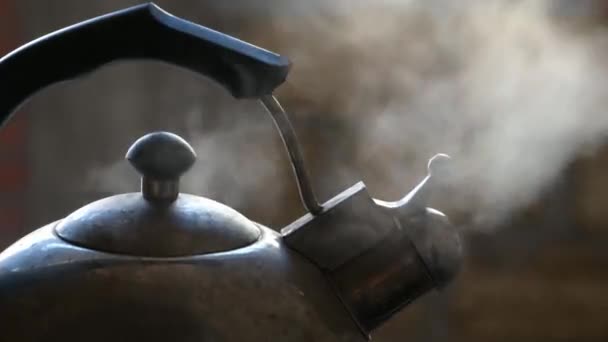 Wasserkocher aus Metall kocht mit Dampf hintergrundbeleuchtet mit Sonnenlicht drinnen — Stockvideo