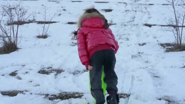 Twee kleine meisjes kinderen zussen spelen op de winter sneeuw berg heuvel vallen en opstaan tijdens outdoor vrijetijdsbesteding — Stockvideo