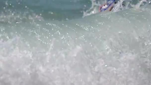 暑假期间，身穿潜水面罩的活泼小男孩在风浪中游泳 — 图库视频影像