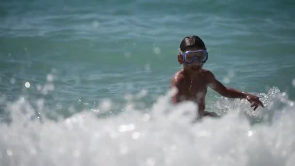 Aktiv pojke i dykning mask simma i blått hav under sommarsemester — Stockvideo