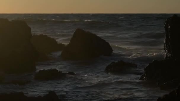 Miljö koncept för vackra havet solnedgång nära stenig strand på avlägsen ö — Stockvideo