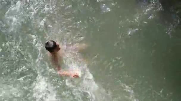 Chlapec se potácí v bouřlivé horské řece s nebezpečím pro jeho vřesoviště a život — Stock video