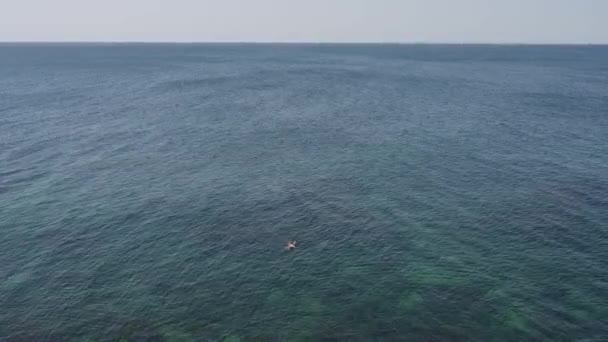 Um mergulhador solitário durante a natação e mergulho com máscara e mergulho em mar sem fim com horizonte durante a atividade de lazer de verão com espaço de cópia — Vídeo de Stock