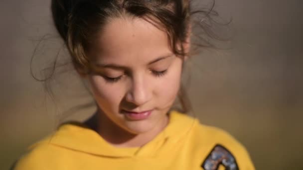 Lambat gerak ekspresi wajah membalik gadis kecil yang cantik selama kegiatan luang — Stok Video