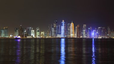 Doha, Katar. Gece manzarası.