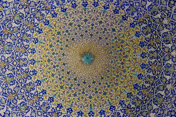 Renkli süslü kubbesi