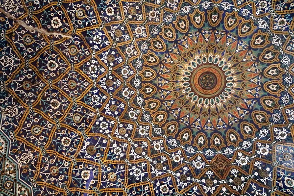 Renkli süslü kubbesi