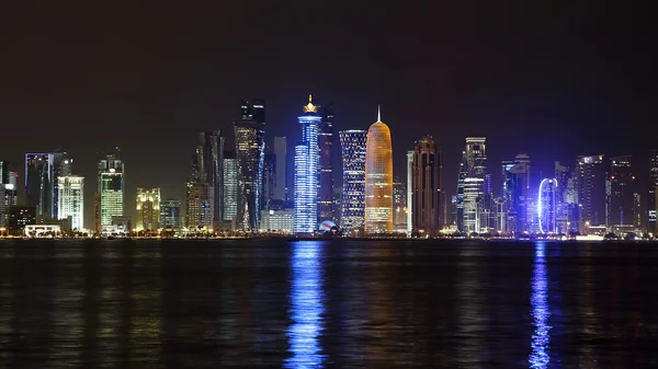 Doha, Katar. Gece manzarası.