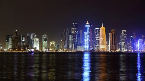 Doha, Katar. Gece manzarası.