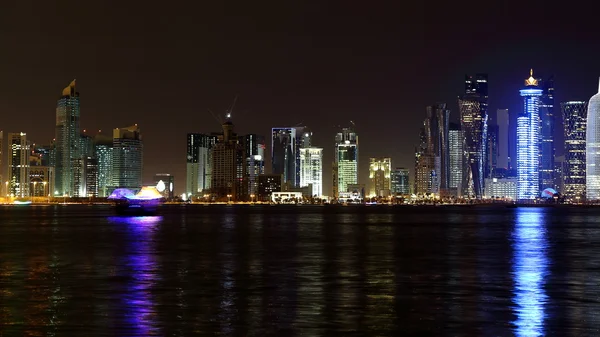 Doha, Katar. Gece manzarası.