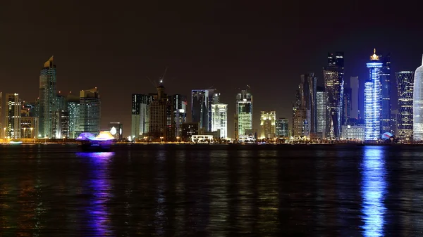 도 하, 카타르입니다. 나이트 스카이 라인. — 스톡 사진