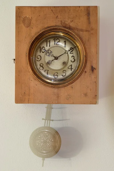 Винтажные часы с кукушкой — стоковое фото