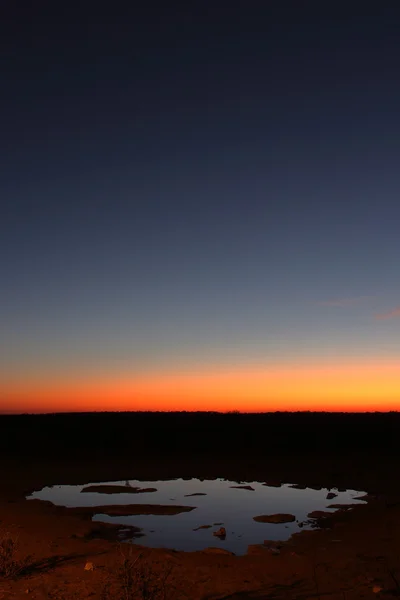 Trou d'eau africain au coucher du soleil — Photo