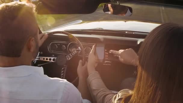 Pasangan minum kopi saat mengendarai mobil  Stok Video 