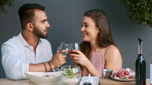 https://st2.depositphotos.com/7294894/10156/v/450/depositphotos_101562876-stock-video-couple-having-dinner-on-date.jpg