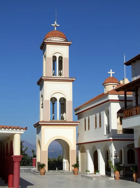 Glockenturm der Kirche pedros und pavlos in schönen, traditionellen Dorf spili - Beton, Griechenland — Stockfoto