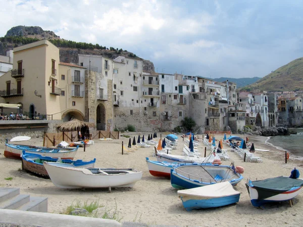 Bateaux de pêche sur la plage dans la belle ville portuaire Cefalu - Italie, Sicile — Photo