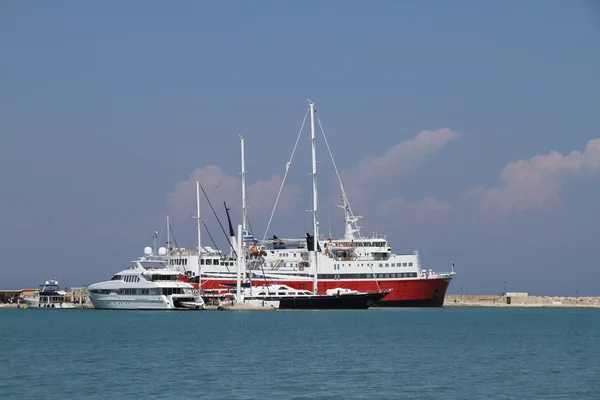 Gezi tekneleri, yat ve feribot ve liman