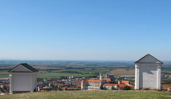 Kutsal tepe ve Mikulov Town, South Moravia'deki /