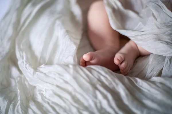 Close up of baby legs and feet — Stock Photo, Image