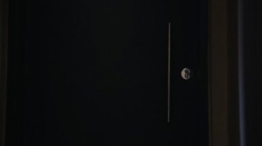 Sarışın kadın bir kapı açma