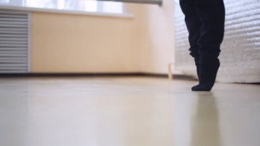 genç kız dans salonunda egzersiz yapıyor. ayak portre