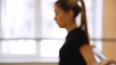 genç kız dans salonunda egzersiz yapıyor.