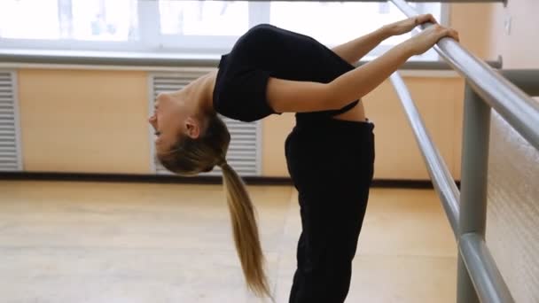 Young girl doing a work-out in the dance hall. — Stock Video