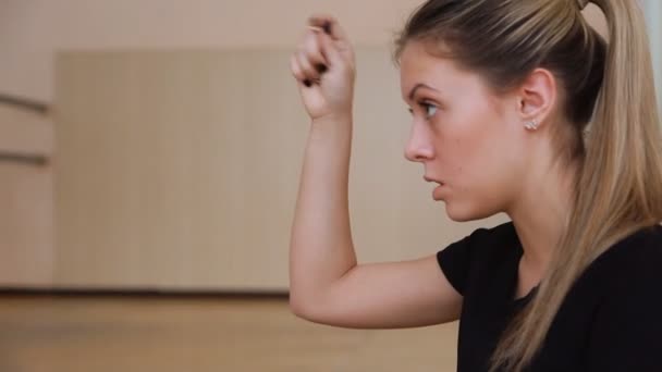 Дівчина-танцюрист демонструє рухи рук . — стокове відео