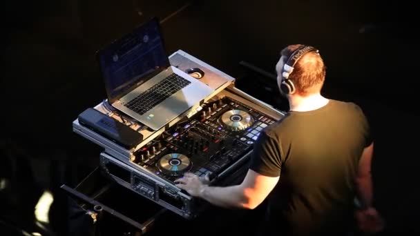 Giovane disc jockey per i dischi in vinile e mixer — Video Stock