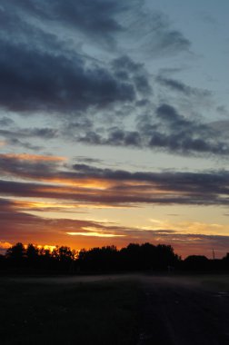 günbatımı kırsal yol üzerinde