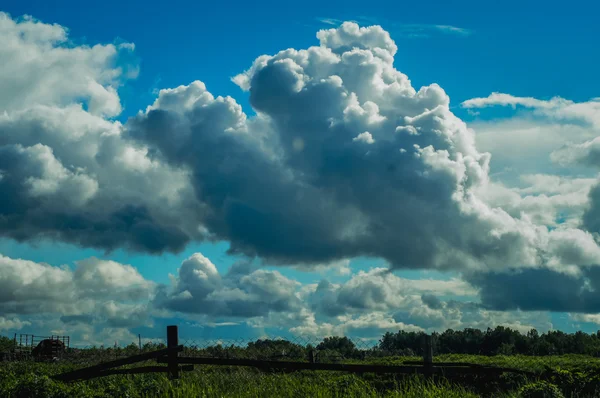 Hermosa naturaleza Paisaje rural con nubes — Foto de Stock